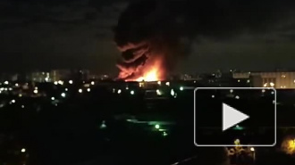 На севере Москвы горит складское помещение