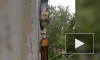 Видео: на Демьяна Бедного мужчина орет песни на балконе и мешает соседям 