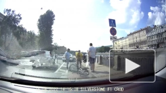 В центре Петербурга байкер снес доставщика еды на велосипеде