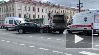 На Невском проспекте столкнулись легковушка и мусоровоз