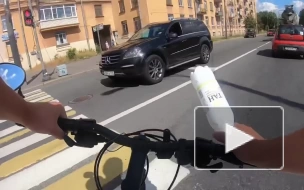 Велосипедист решил наказать водителя "Мерседеса", бросившего бутылку на дорогу