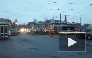 ДТП с трамваем на углу Обводного канала и Лифляндской улицы парализовало движение машин