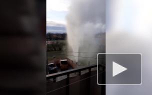 Из газона на улице Стойкости забил фонтан высотой 8 метров