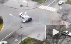 Иномарка перевернулась в ДТП на перекрестке Купчинской и Малой Балканской