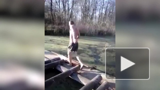 Вирусный ролик: мужчина пытался поплавать в заросшем пруду