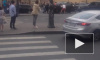 В центре Петербурга прохожие самостоятельно поставили на колеса "перевертыш"