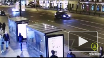 Женщина пыталась перебежать Невский и угодила под Mercedes