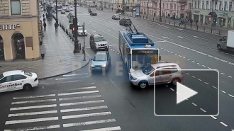 Видео: автомобиль врезался в троллейбус на Марата