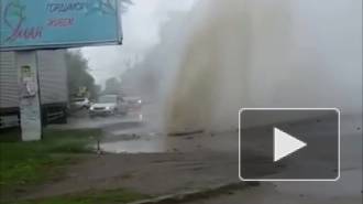 Фонтанирующее видео из Благовещенска: На Пролетарской прорвало трубу при испытаниях