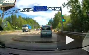 Грузовик придавил полицейскую машину в ходе жесткого ДТП в Сертолово