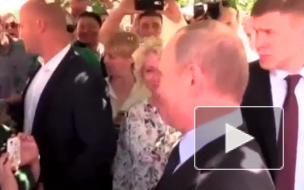 Видео: прохожая поцеловала Путина на Арбате