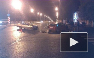 На проспекте Луначарского "Лада Приора" сильно ударила две припаркованные иномарки