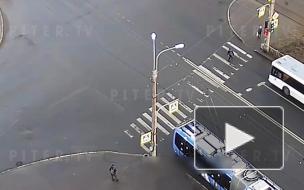 Видео: мужчину сбила машина на перекрестке Ветеранов и Тамбасова  