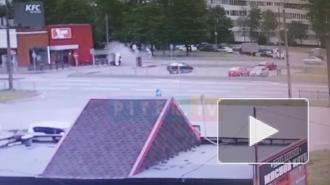 На проспекте Культуры кроссовер снес дорожный знак и перевернулся