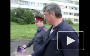 Бориса Немцова закидали яйцами и снова забрали в полицию