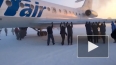 Пассажирам пришлось толкать самолет в сибирском аэропорт...