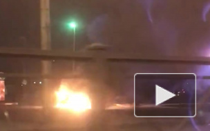 Видео: на Ленинском проспекте загорелась легковушка