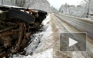 Появилось видео, как в Ленобласти перевернулся бетононасос 