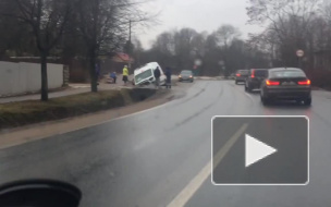 Видео: под Петербургом машина скорой помощи съехала ...