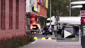 На парковке ТК на Лахтинском проспекте сгорел автомобиль