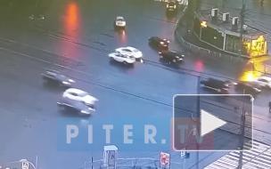 На перекрестке Коломяжского и Испытателей столкнулись трамвай и автобус