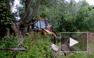 Очевидец заснял, как трактор свозит мусор со строящегося дома на Старо-Гостилицком шоссе