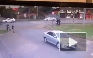 Дорожный боулинг: появилось видео, как иномарка сбила семью с тротуара 