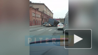 Видео: на улице Степана Разина грузовик завалился на иномарки