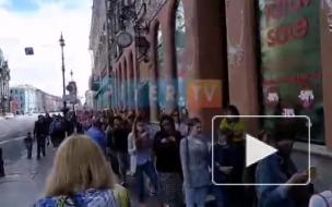 Петербуржцы объяснили, зачем стоят в больших очередях в магазины