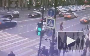 Появилось видео того, как на Марата каршеринг протаранил "Жигули"