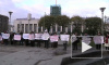 Работники совхоза "Ручьи" пикетируют у Финляндского вокзала