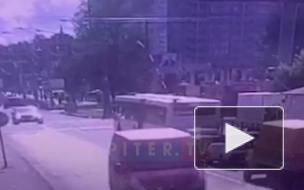 Появилось видео, как автобус застрял на переезде у "Старой Деревни"