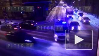 Видео: BMW столкнулся со скорой и отлетел в дом на Каменноостровском 