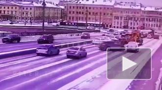 Видео: массовое ДТП на Благовещенском мосту заблокировало проезд