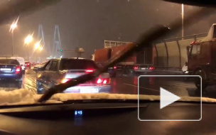 Грузовик сломал ограждение у Вантового моста и перегородил проезд