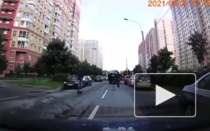 Видео: петербуржец бегом догнал машину, которую увозили на эвакуаторе 