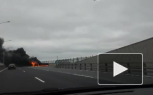 В Петербурге на северной дамбе огонь "поедает" автомобиль