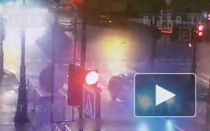 Видео: легковушка не уступила другой дорогу и попала в ДТП на Васильевском острове