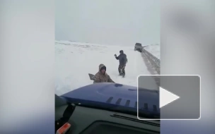 На Чукотке оказавшиеся в "снежном плену" большегрузы попали на видео