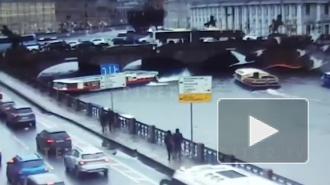 Опубликовано видео столкновения теплохода с Аничковым мостом