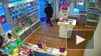 В Петербурге двое мужчин в масках напали на сотрудницу салона сотовой связи 