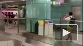 Видео из Гонконга: Дикий кабан набросился на женщину в метро