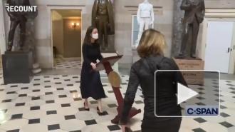 В Капитолий вернули украденную во время штурма трибуну