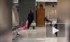 Видео, где мужчина тащит по полу за капюшон дочь в розовой курточке, стало вирусным