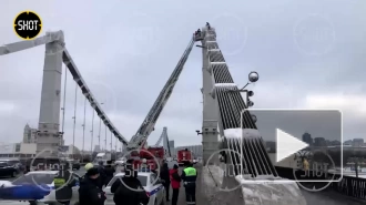 Две полосы Крымского моста в Москве перекрыты из-за мужчина на вершине переправы