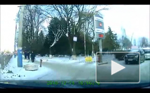 Опасные маневры на Брянских улицах попали на видео: пешеход чудом остался жив
