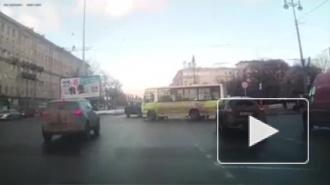 Появилось видео с Московского проспекта, где маршрутка протаранила внедорожник