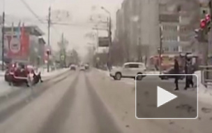 Видео из Красноярска: Автоледи проехала на "красный" и сбила пенсионерку