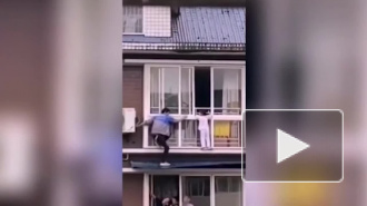 В Китае мужчина рискнул жизнью ради спасения ребенка