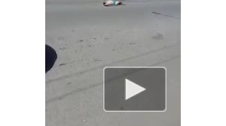 На видео попала загоравшая на дороге полуголая женщина